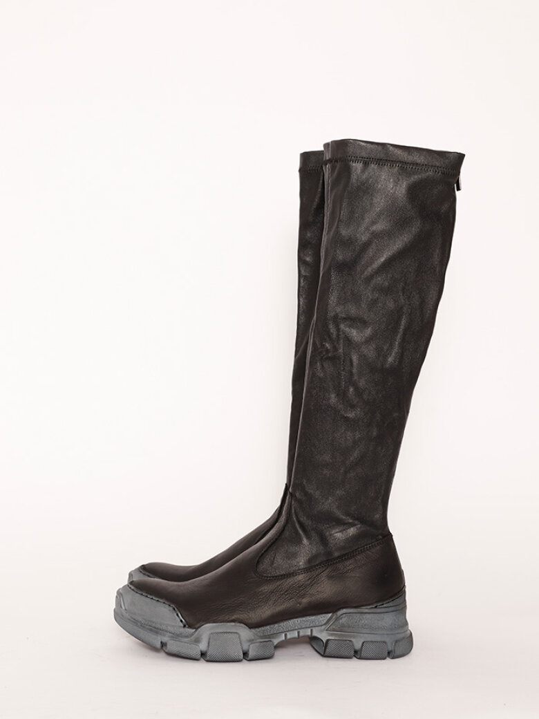 Lofina - Boot with a strong rubber sole and stretch skin