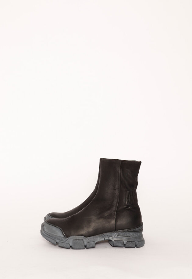 Lofina - Bootie with a strong rubber sole and zipper