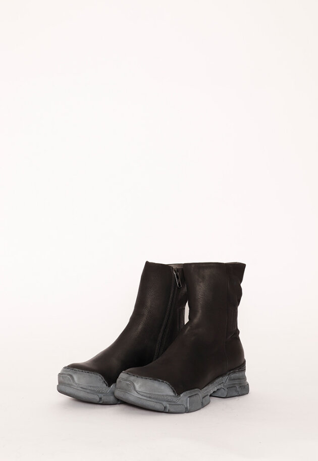 Lofina - Bootie with a strong rubber sole and zipper