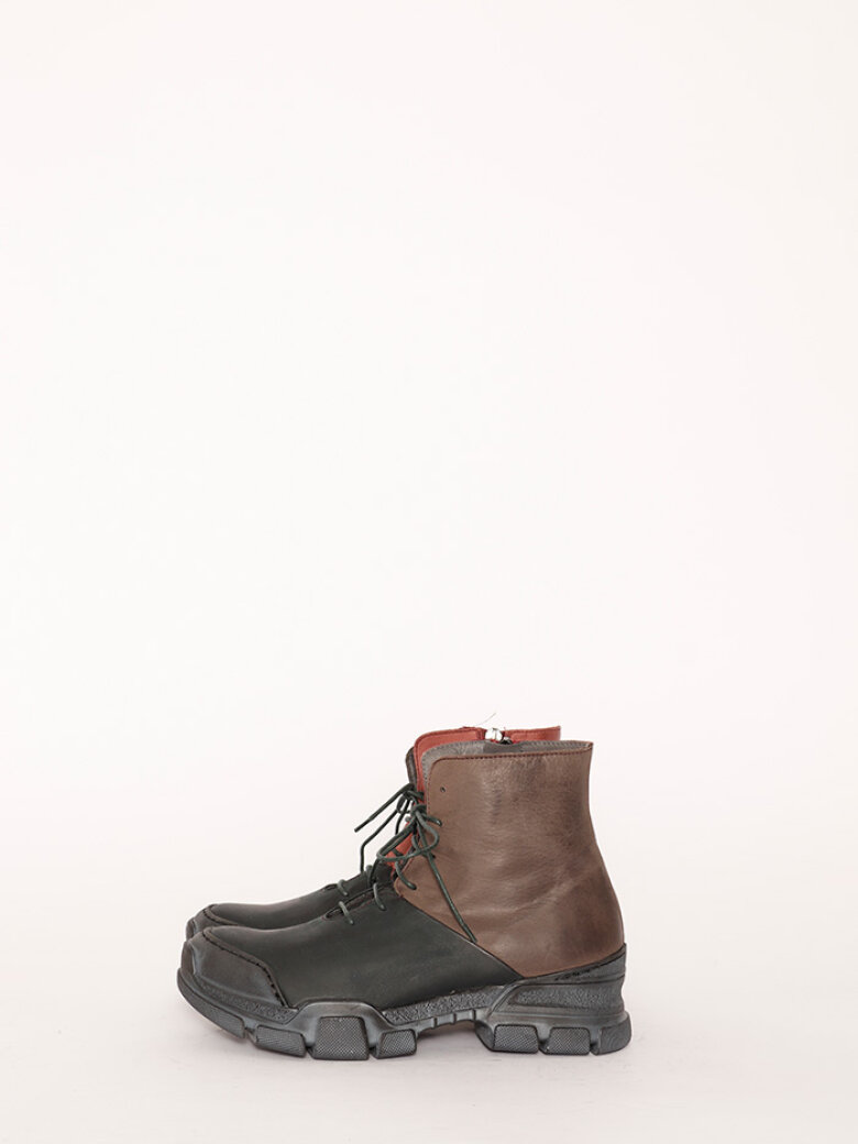 Lofina - Boot with rubber sole and shoe lace