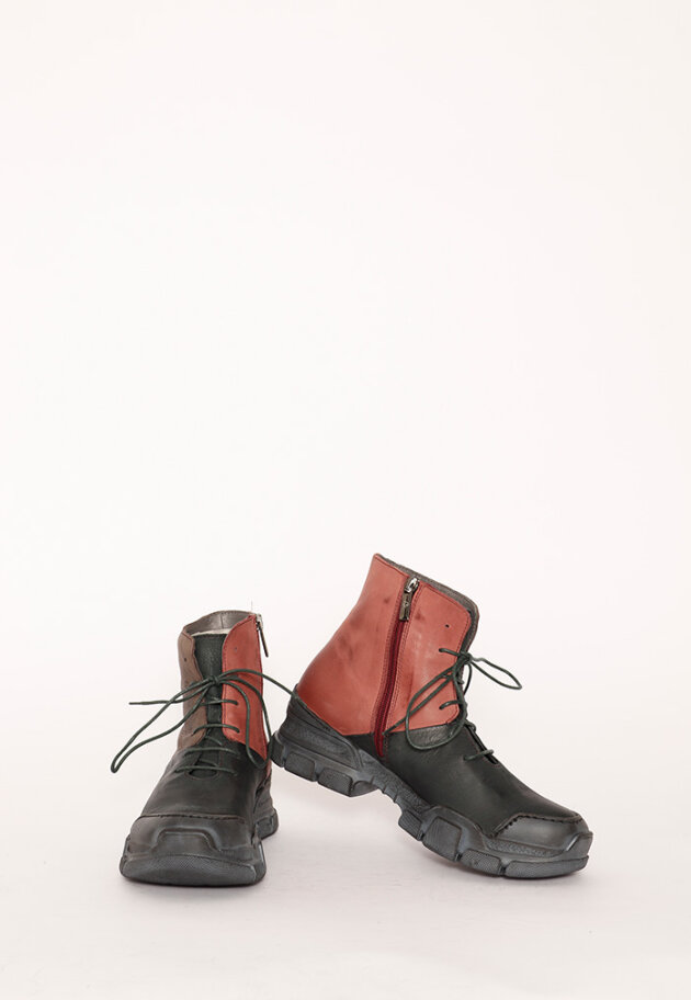 Lofina - Boot with rubber sole and shoe lace