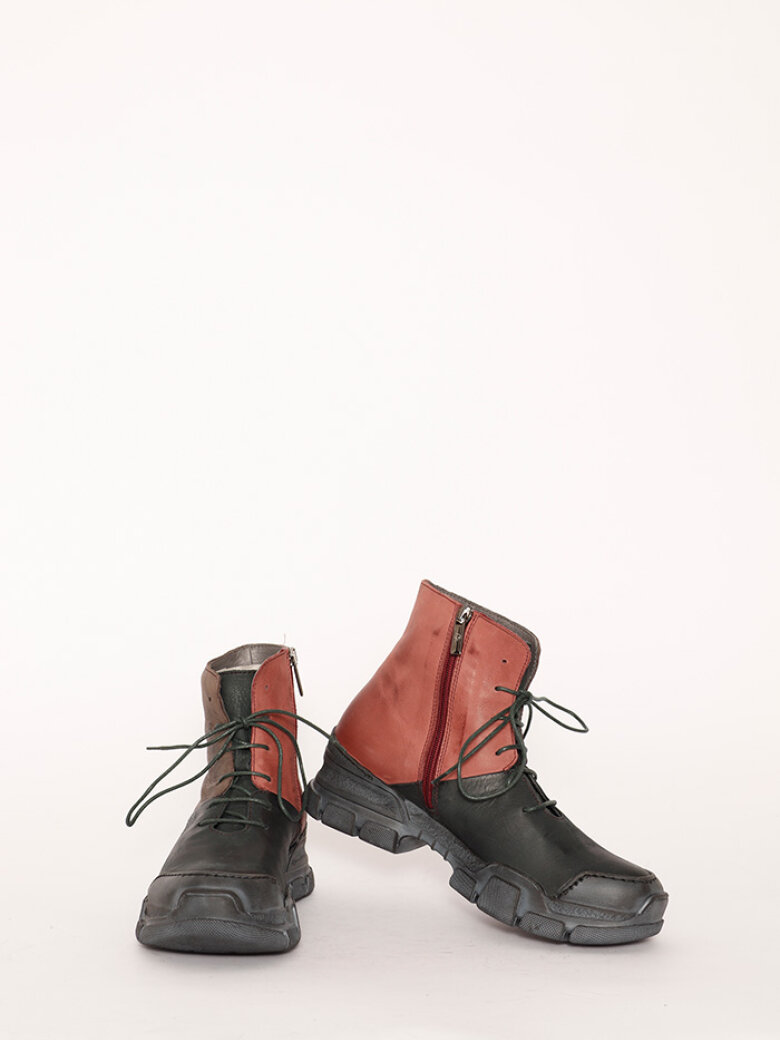 Lofina - Boot with rubber sole and shoe lace