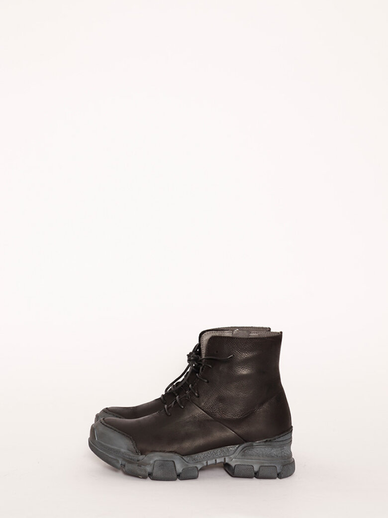 Lofina - Boot with rubber sole and shoe lace