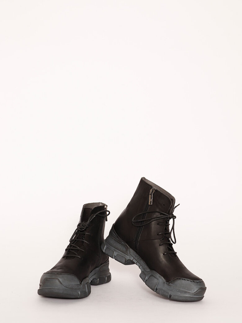 Lofina - Boot with rubber sole and shoe lace