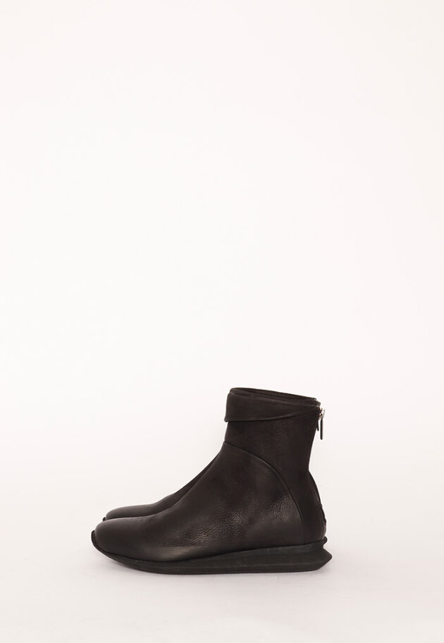 Lofina - Bootie with an interesting sole and a zipper