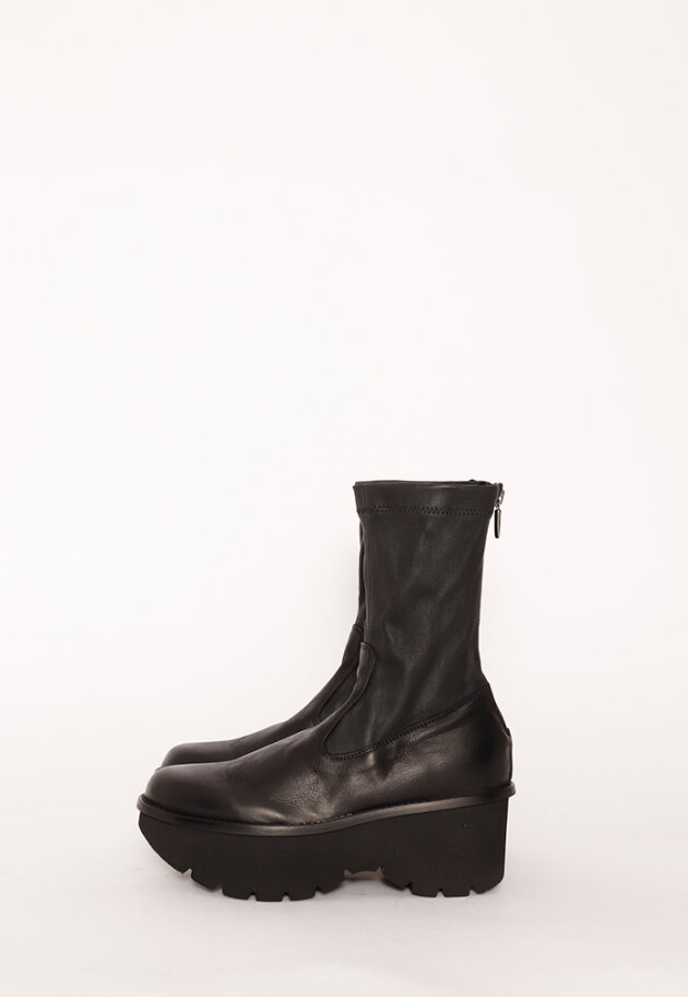 Lofina - Bootie with a micro sole and stretch leather