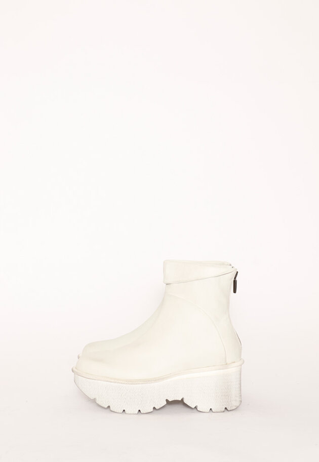 Lofina - Bootie with a white micro sole and a zipper