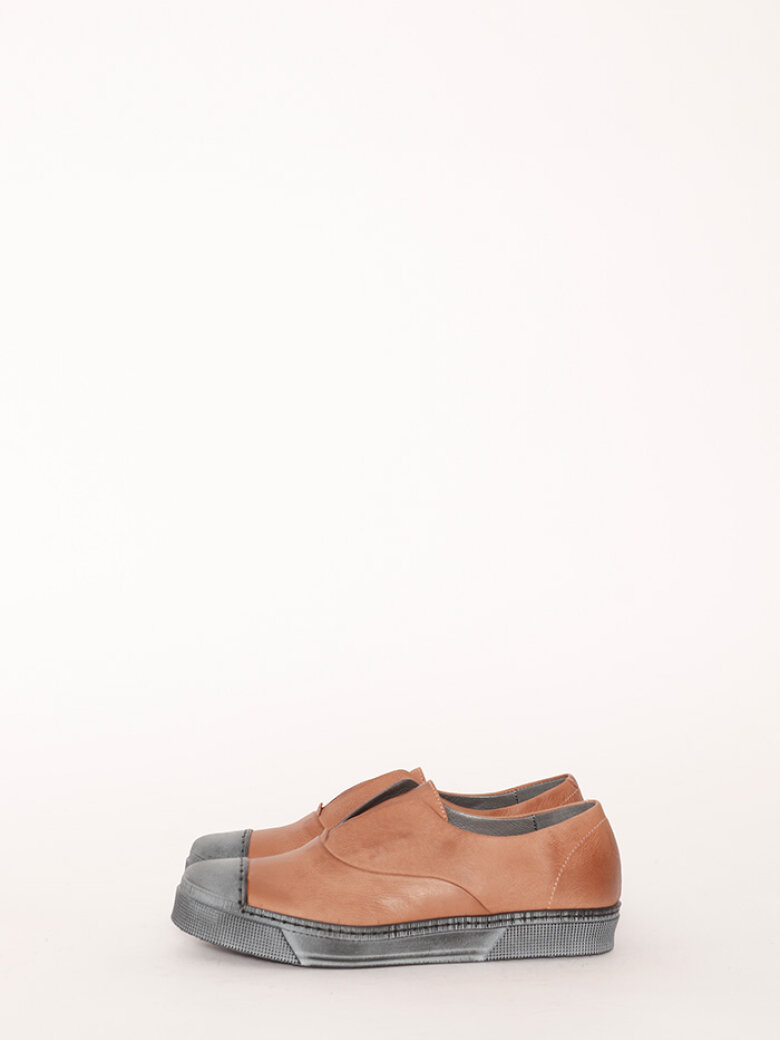 Lofina - Shoe in suede with rubber sole