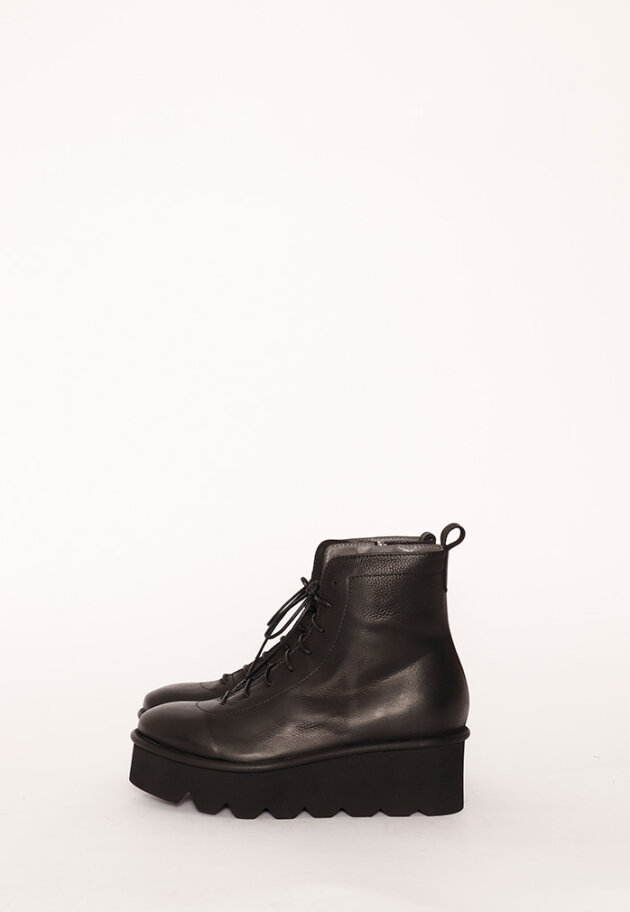 Lofina - Boot with a micro sole and stretch leather