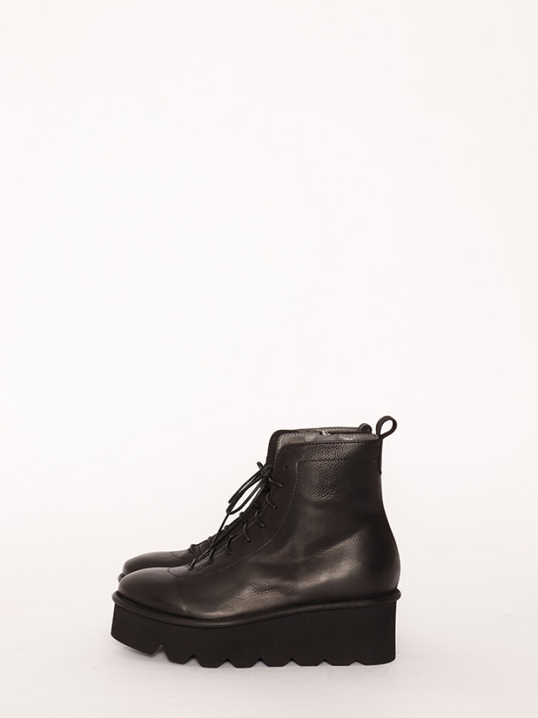Lofina - Boot with a micro sole and stretch leather