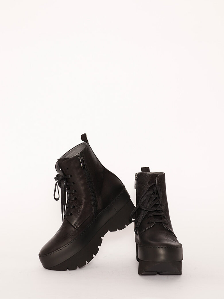 Lofina - Bootie with a micro sole and laces