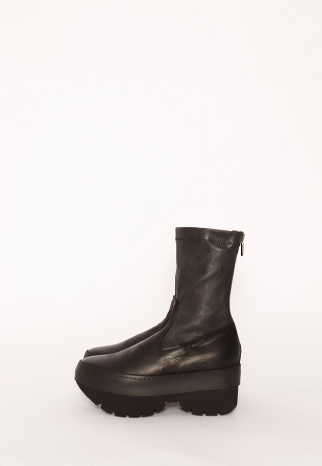 Lofina - Boot with a micro sole and stretch leather