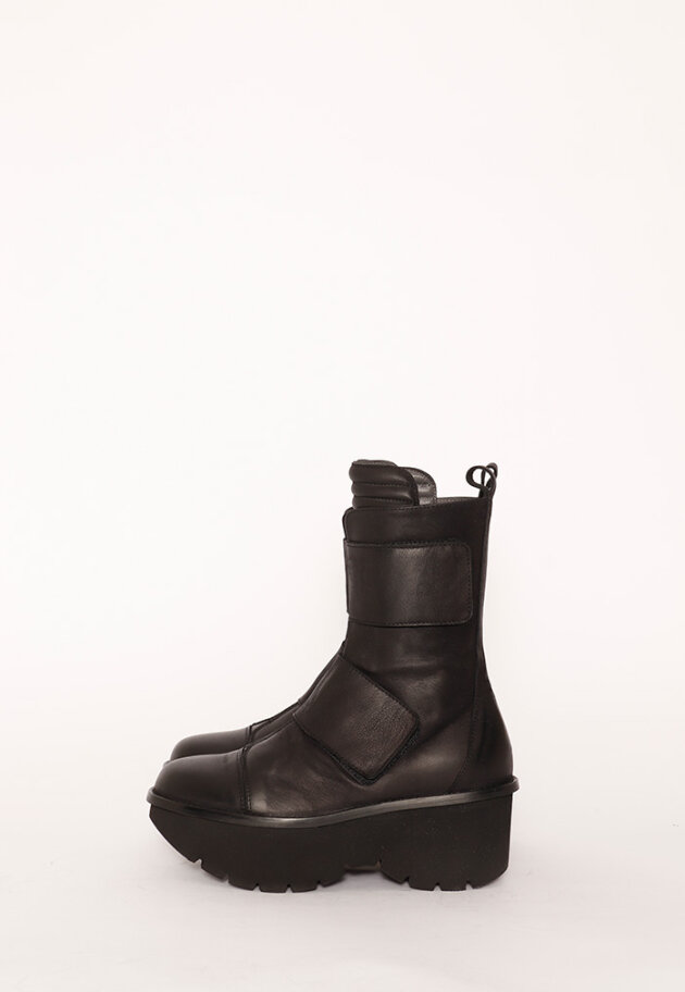 Lofina - Boot with a micro sole and velcro