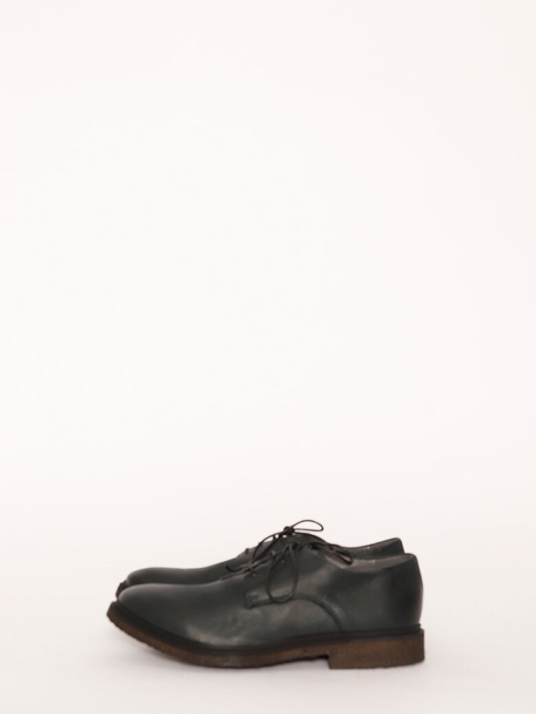 Lofina - Shoe with a black raw rubber sole