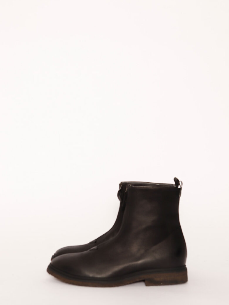 Lofina - Bootie with a black raw rubber sole and zipper
