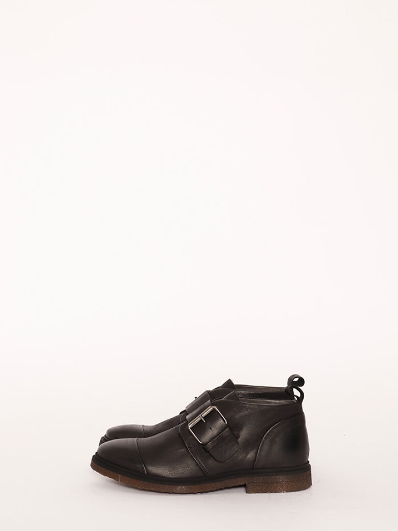 Lofina - Shoe with a raw rubber sole and a buckle