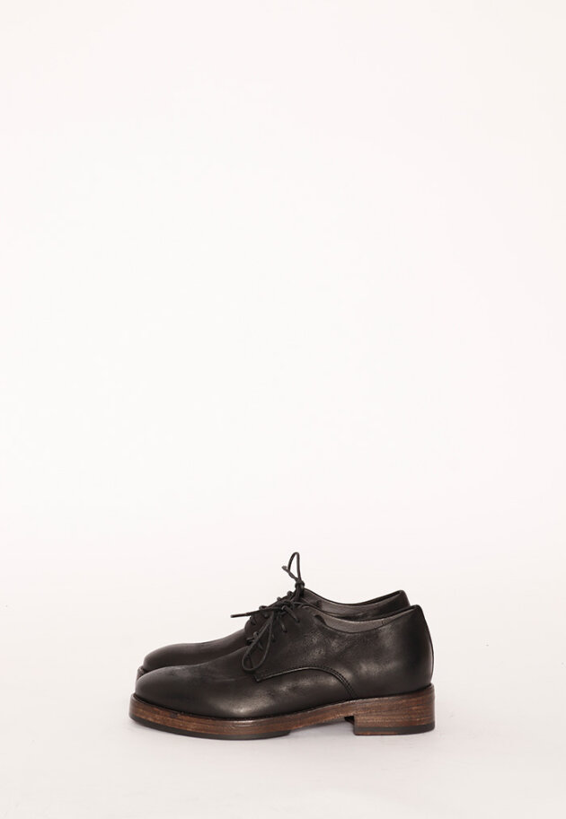 Lofina - Shoe with a sole in leather