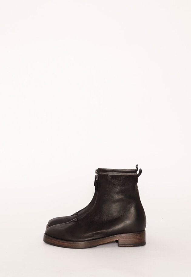 Lofina - Bootie with a sole in leather