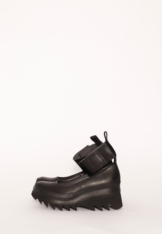 Lofina - Shoe with a micro sole and strap