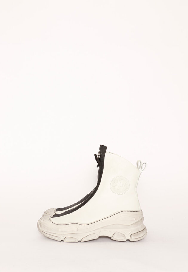 Lofina - Bootie with a chunky sole and a black zipper