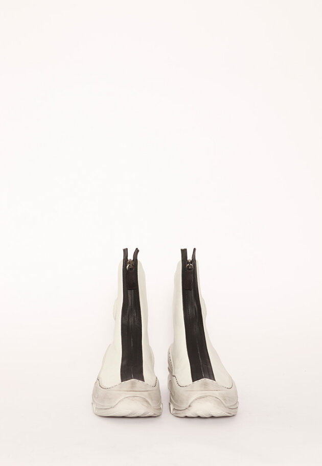 Lofina - Bootie with a chunky sole and a black zipper