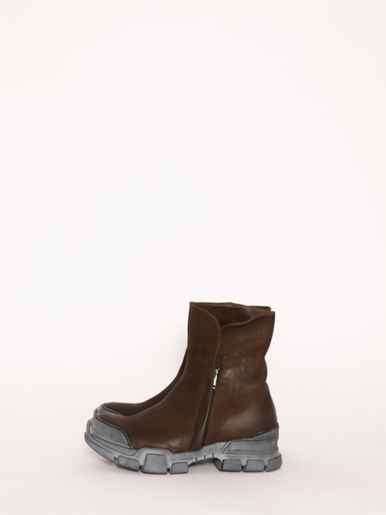 Lofina - Boot with rubber sole and shoe lace