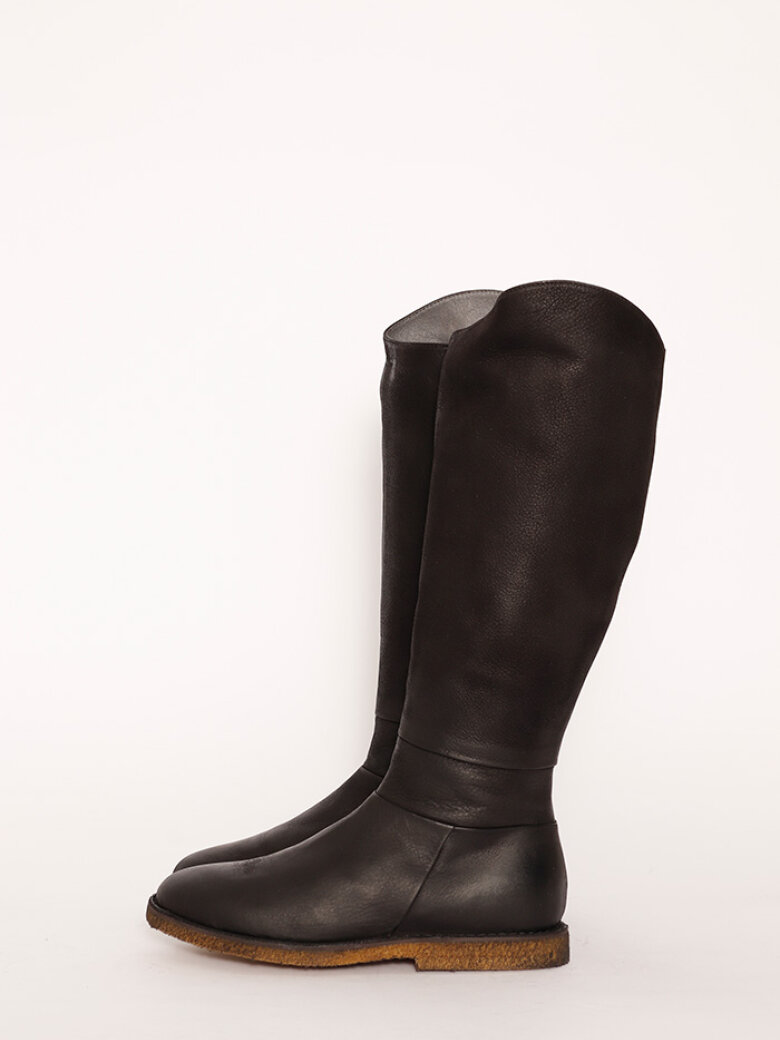 Lofina - Classic long boot with a raw rubber sole