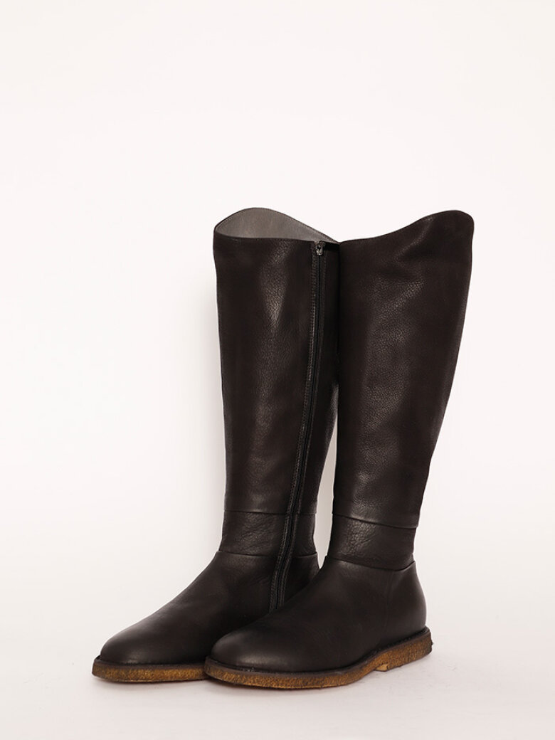 Lofina - Classic long boot with a raw rubber sole