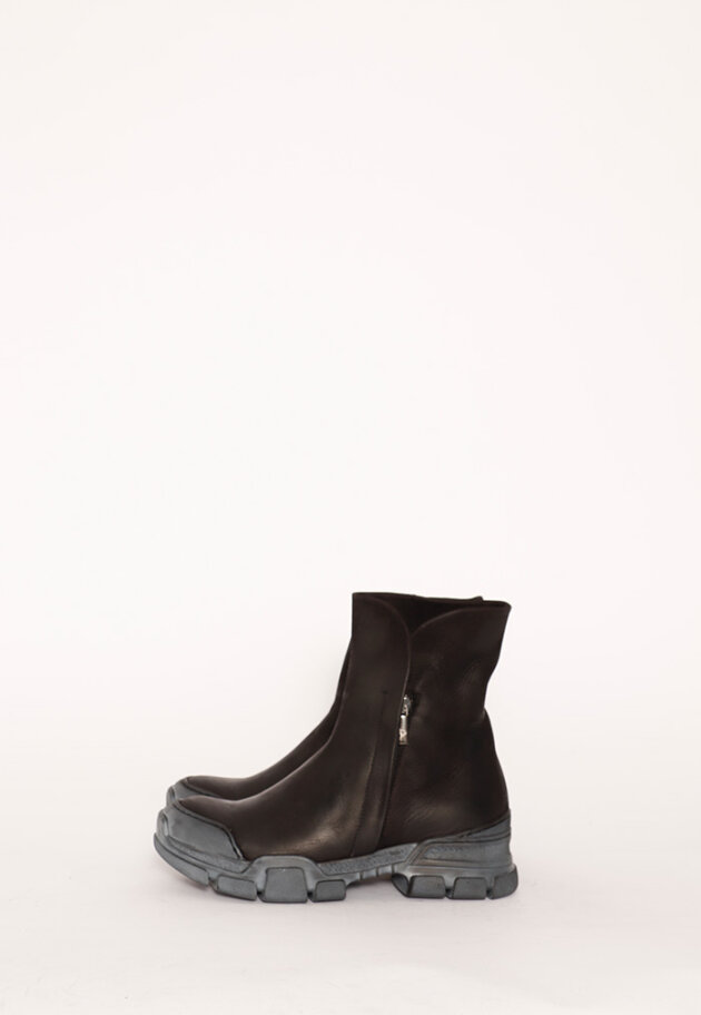 Lofina - Short boot with a strong rubber sole and a zipper