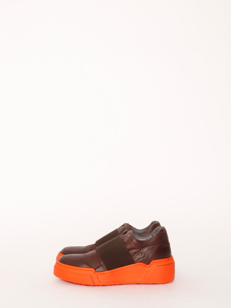 Lofina - Sneakers med orange gummisål