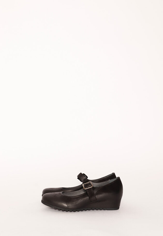 Lofina shoe with a strap and a wedge heel