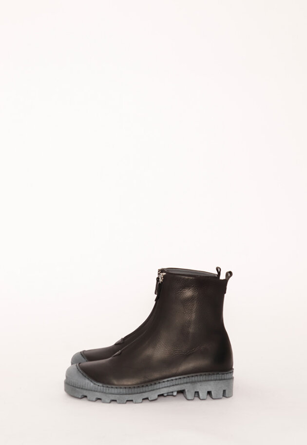 Lofina - Bootie with a strong rubber sole and zipper