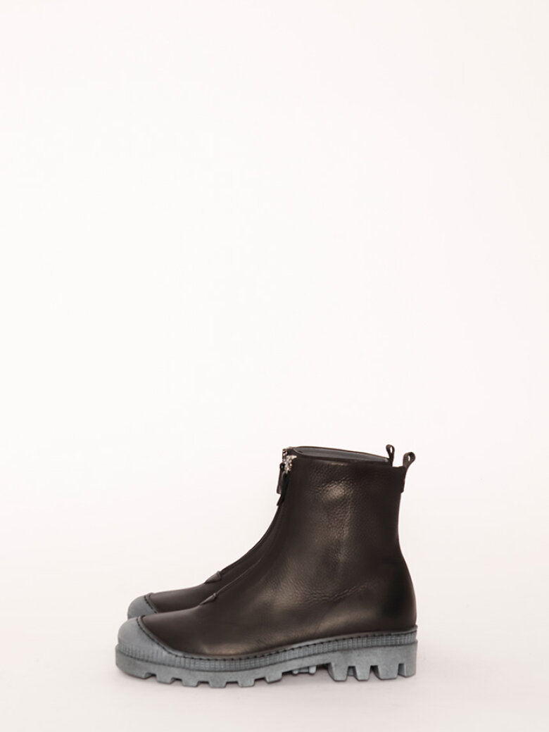 Lofina - Bootie with a strong rubber sole and zipper
