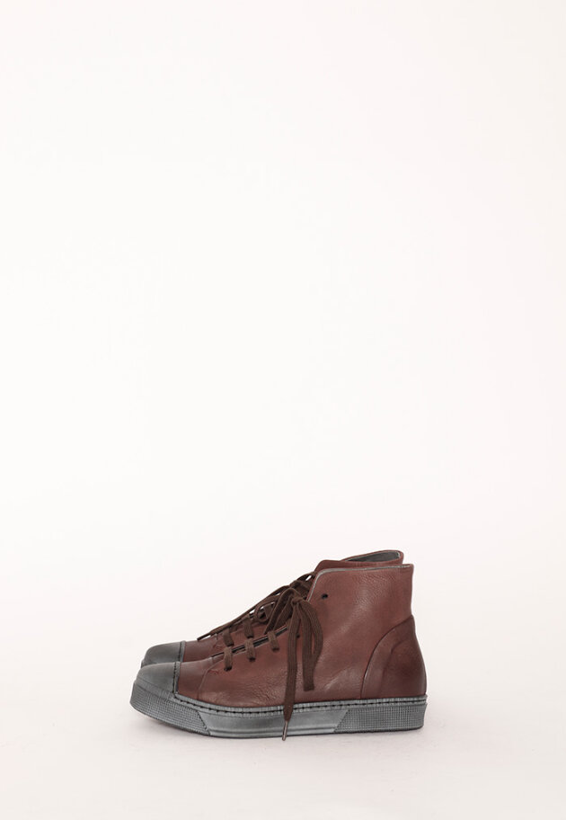 Lofina - Shoe with a rubber sole and laces