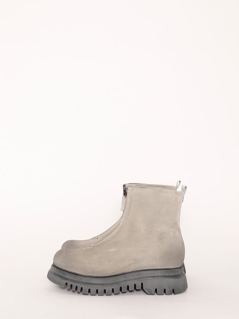 Kort støvle med chunky microsål og lynlås