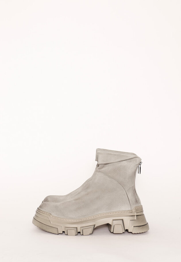 Lofina - Short boot in suede with a back zipper