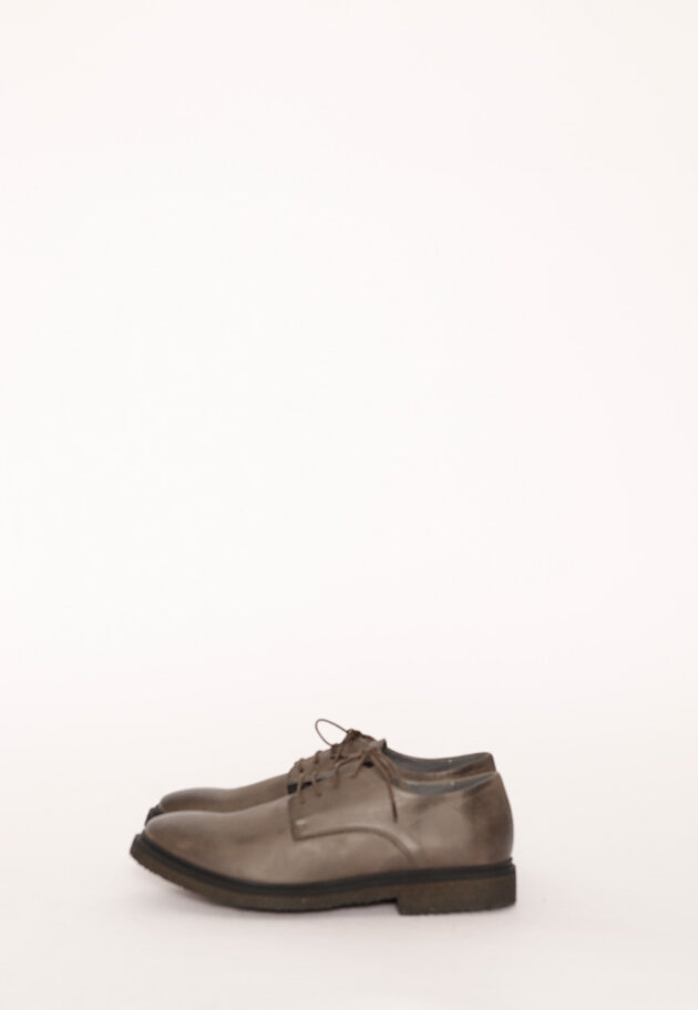 Lofina - Shoe with a black raw rubber sole