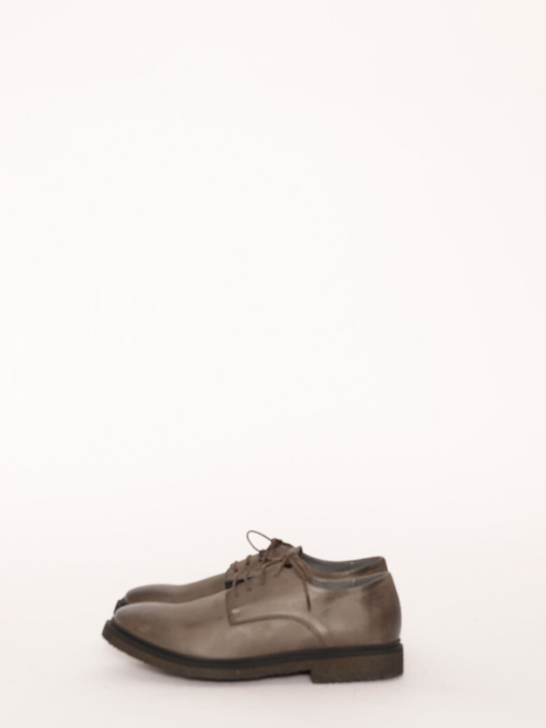 Lofina - Shoe with a black raw rubber sole