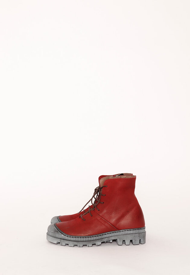 Lofina - Boot with rubber sole and shoe lace