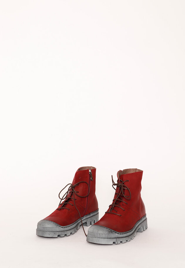 Lofina - Boot with rubber sole and shoe lace