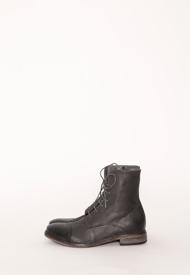Lofina - Boot with laces, zipper and a leather sole