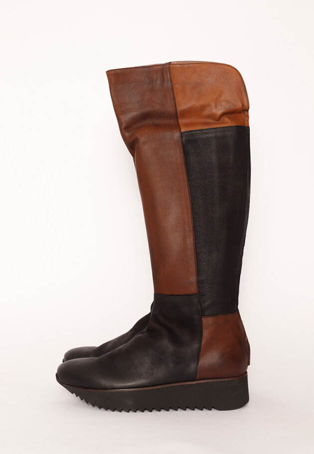 Lofina - Long boot with a chunky micro sole