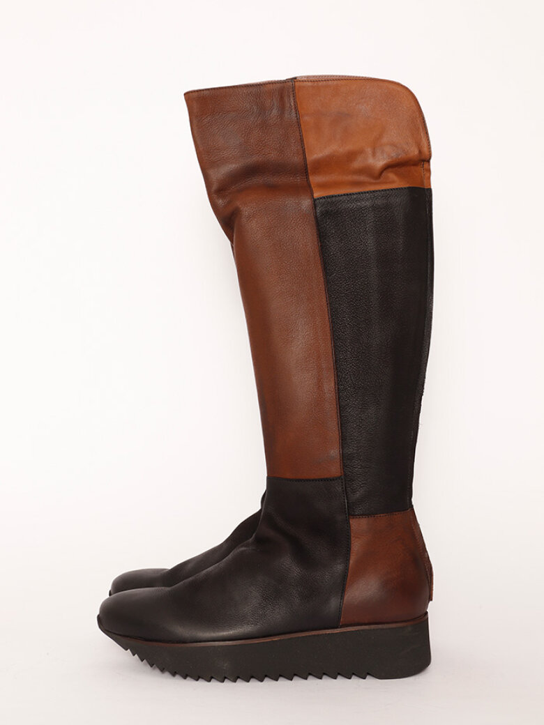Lofina - Long boot with a chunky micro sole