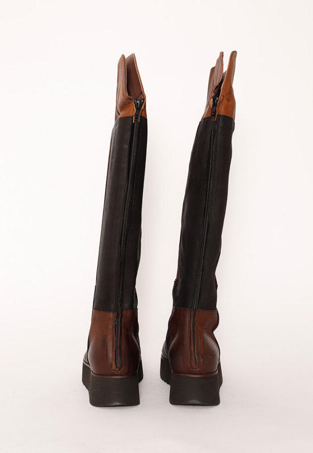 Lofina - Long boot with a chunky micro sole