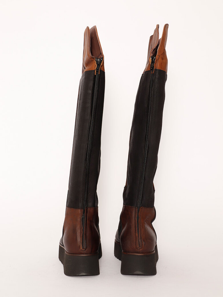 Lofina - Long boot with a chunky micro sole