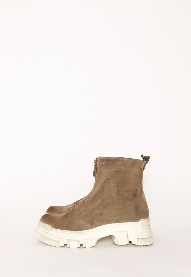 Lofina - Bootie with a white chunky sole and zipper