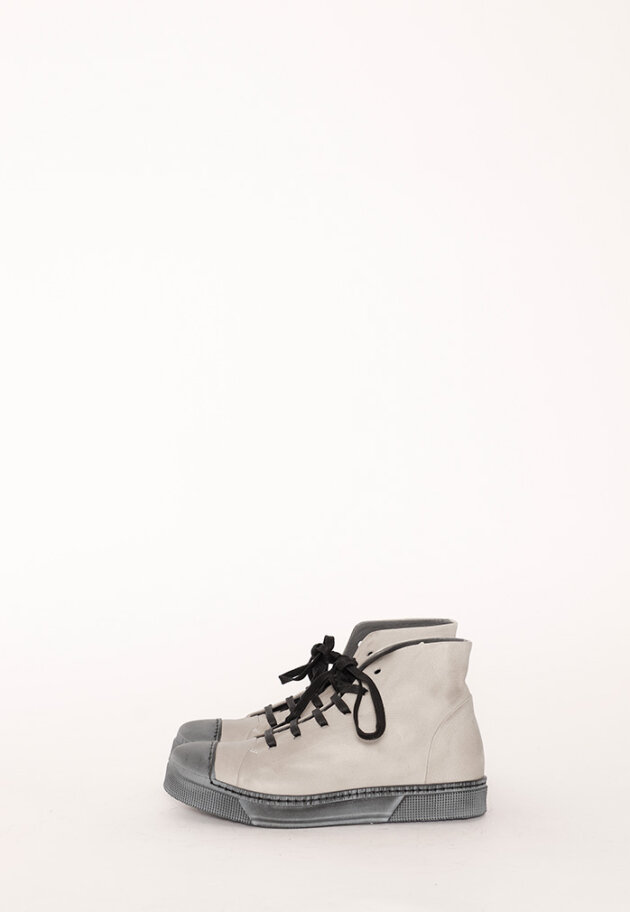 Lofina - Shoe with a rubber sole and laces