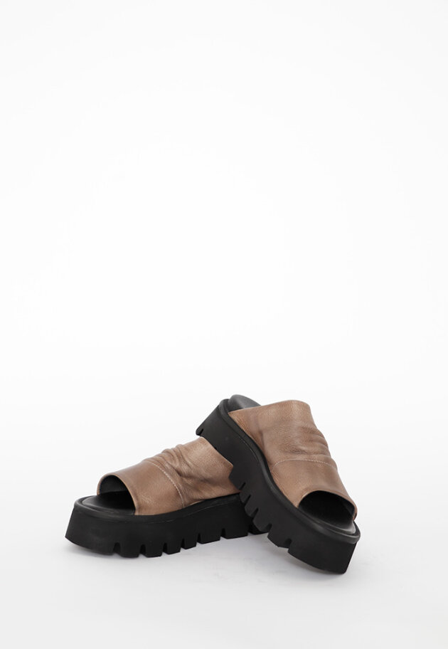 Lofina - Sandal med wrinckled leather