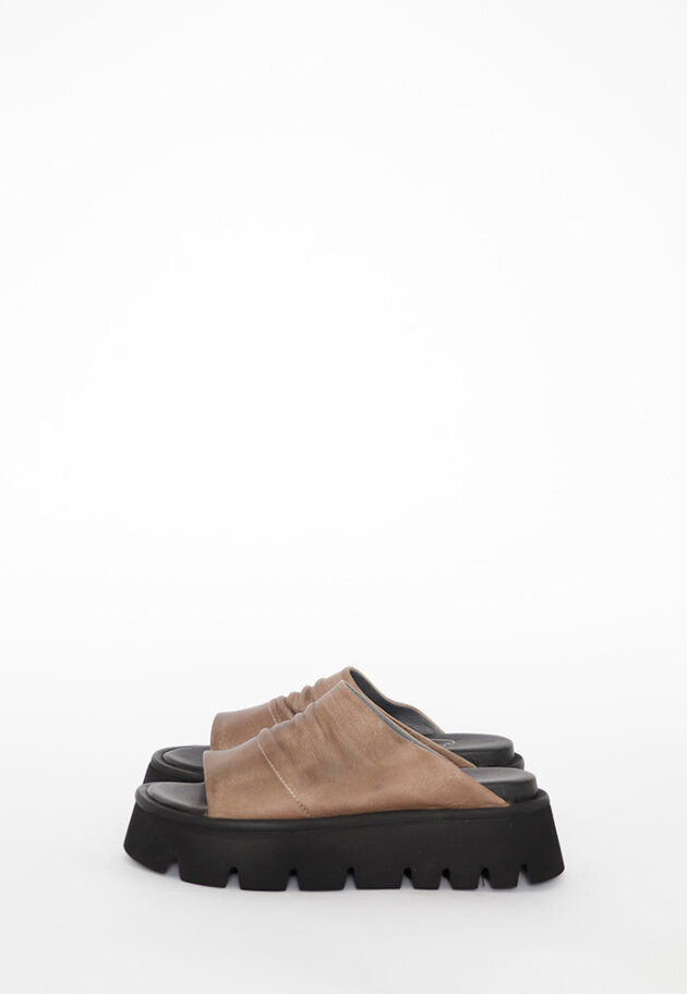 Lofina - Sandal med wrinckled leather