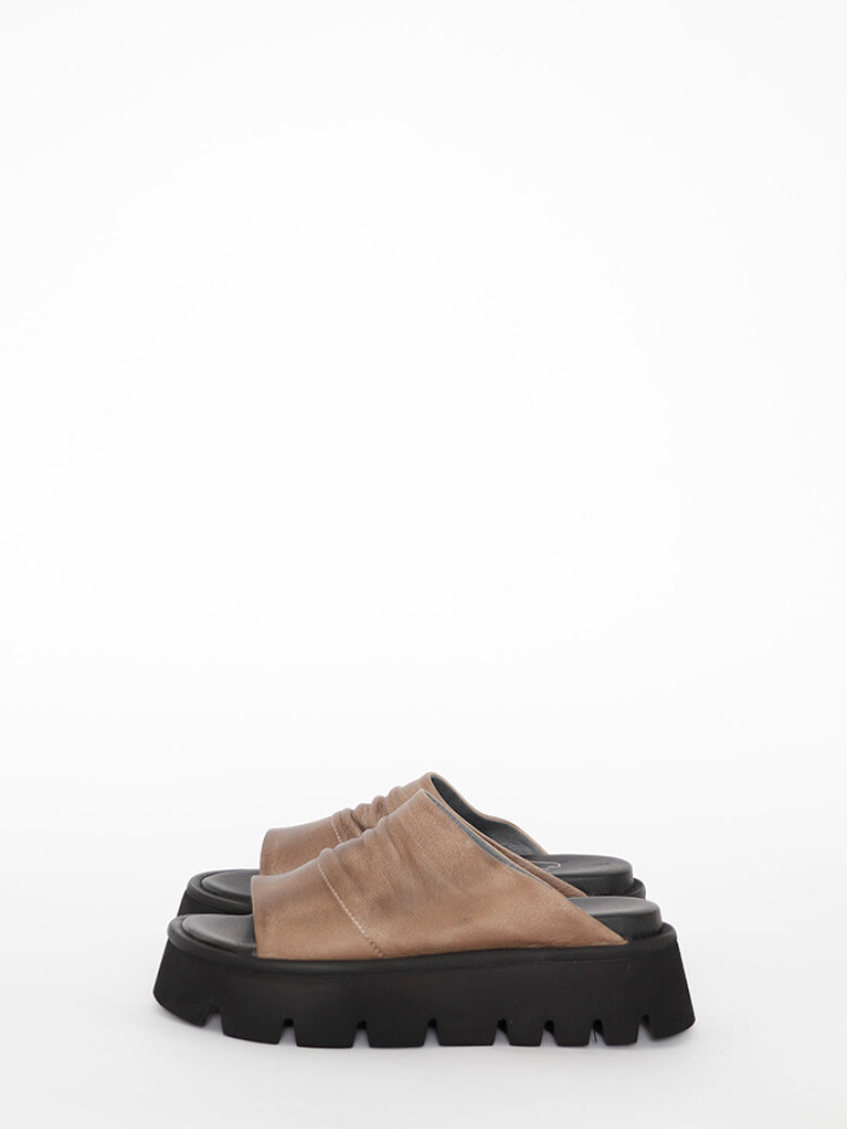 Lofina - Sandal med wrinckled leather
